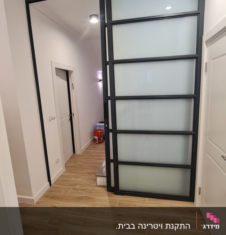 דלת זכוכית חלבית עם מסגרת מתכת שחורה